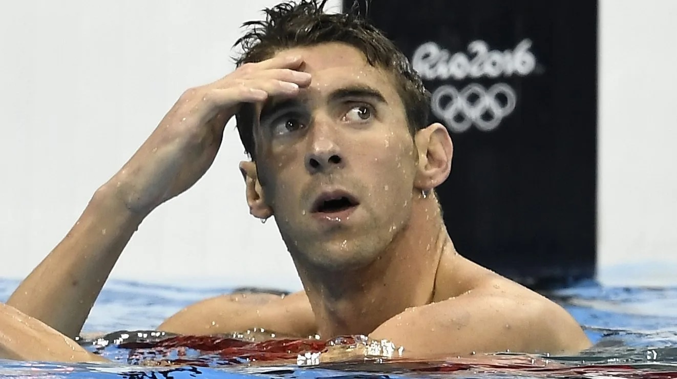 Michael Phelps nhan an phat gi khi bi phat hien hut can sa hinh anh