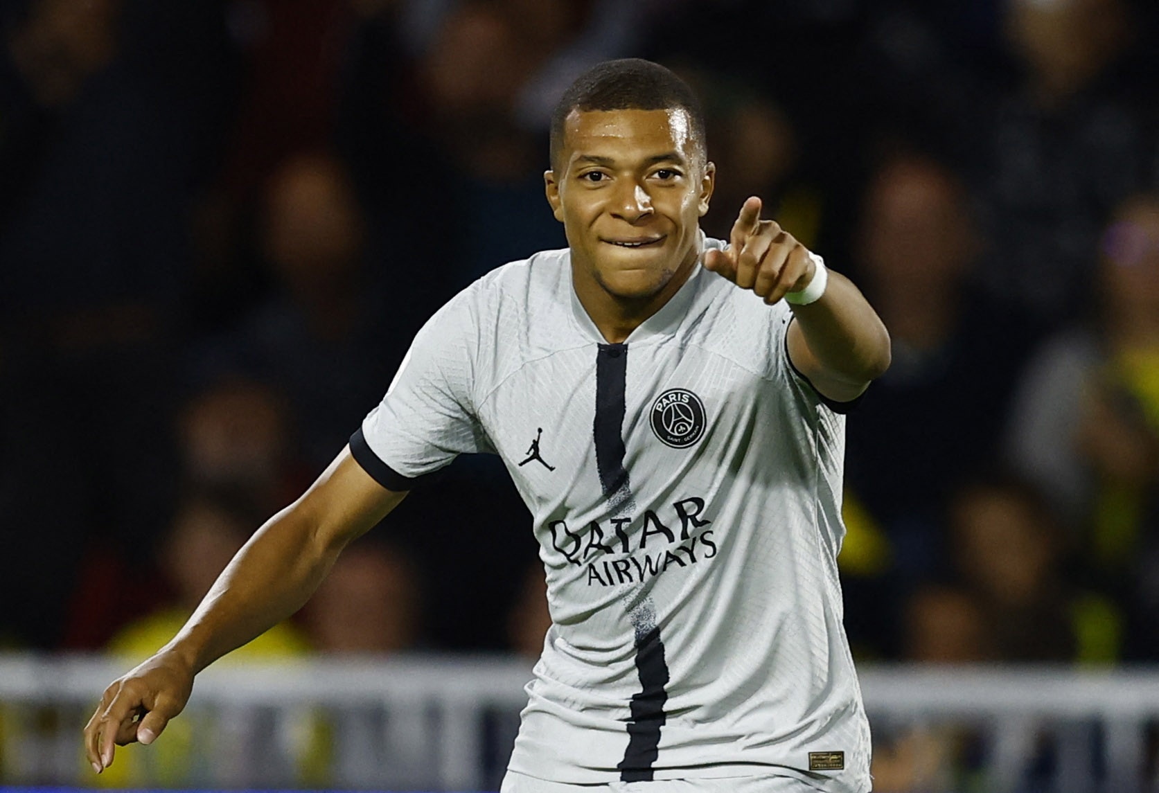 Mbappe lap cu dup trong ngay Neymar ngoi du bi hinh anh