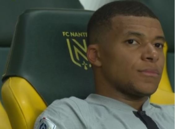 Phan ung cua Mbappe khi bi thay ra tu phut 63 hinh anh