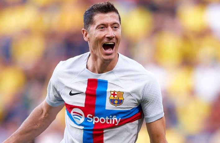 Lewandowski lap ky luc trong tran thang 4-0 cua Barca hinh anh