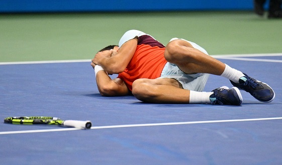 Carlos Alcaraz bat khoc sau khi vo dich US Open hinh anh