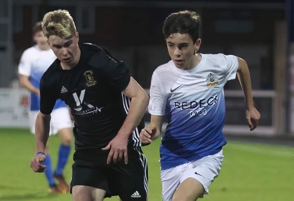 Cau thu 13 tuoi di vao lich su bong da Vuong quoc Anh hinh anh