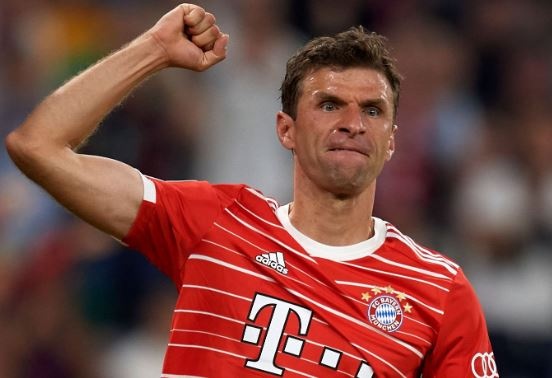 Muller bi trom trong khi cung Bayern dau Barca hinh anh