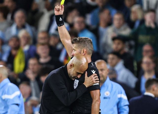 Pep Guardiola doi thai do voi trong tai khi bi phat the hinh anh