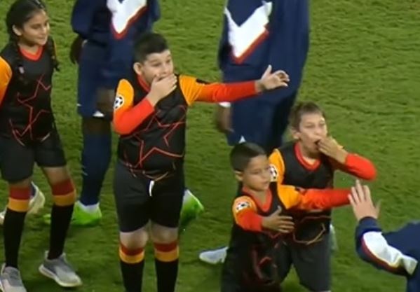 Dan mascot phat cuong khi thay Messi hinh anh