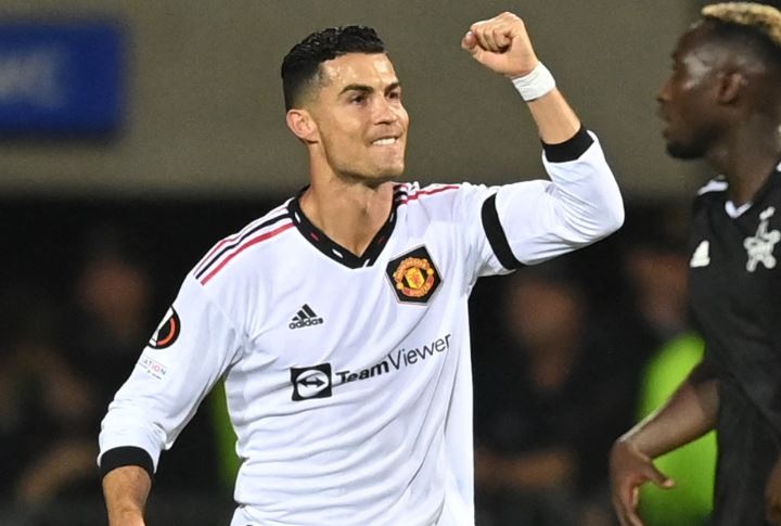 Hanh dong gay tranh cai cua Ronaldo hinh anh