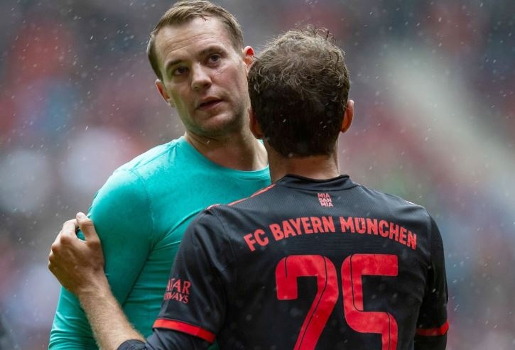 Neuer dut diem nhieu gap doi Mane trong tran thua Augsburg hinh anh