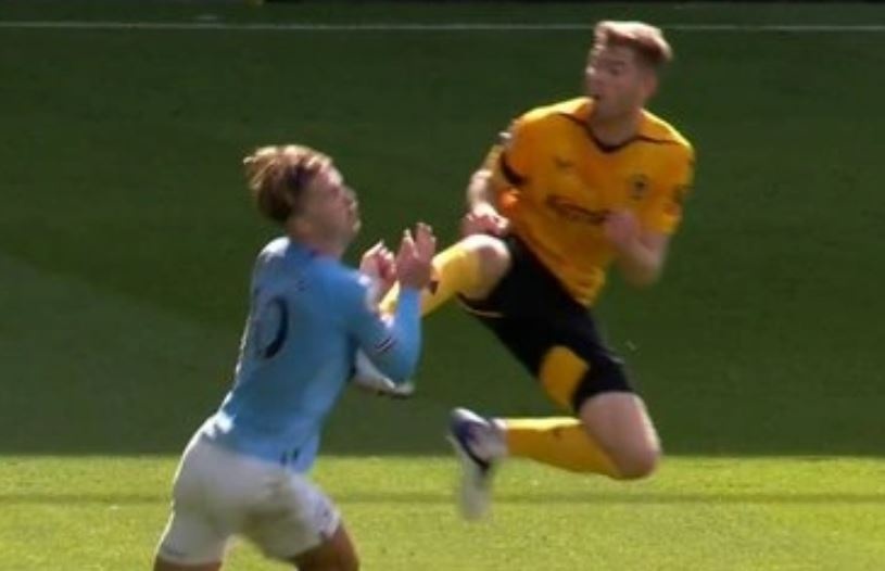 Phan ung cua Grealish sau khi bi doi thu dap vao bung hinh anh