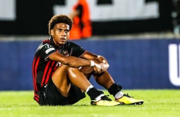 Ky luc nhan the do sau 9 giay tai Ligue 1 hinh anh