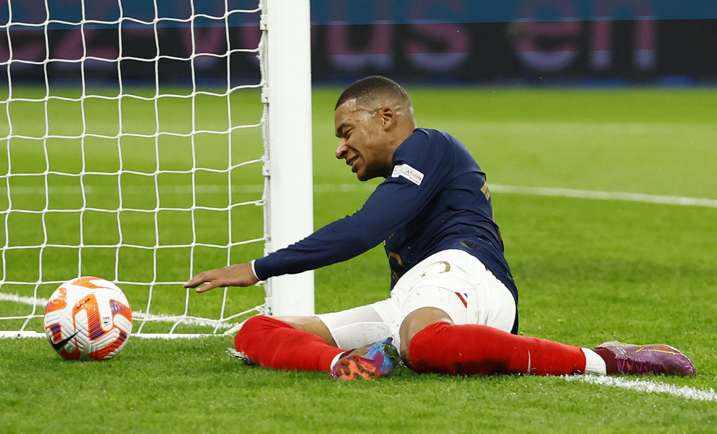 Mbappe mac loi truoc khung thanh trong hinh anh