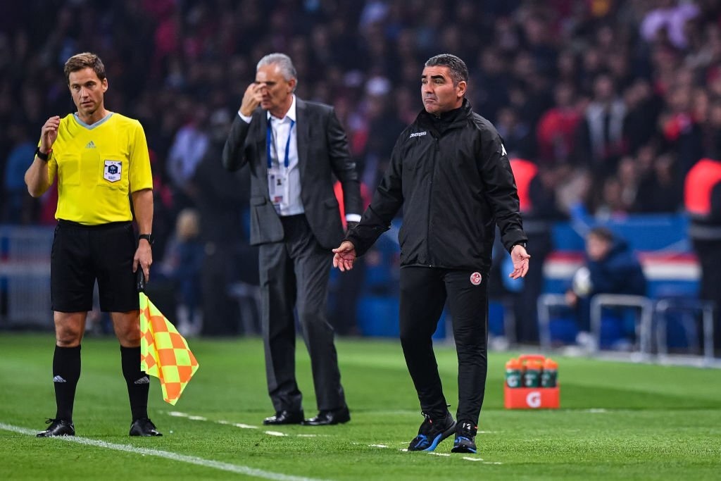 Neymar bi chieu laser anh 1