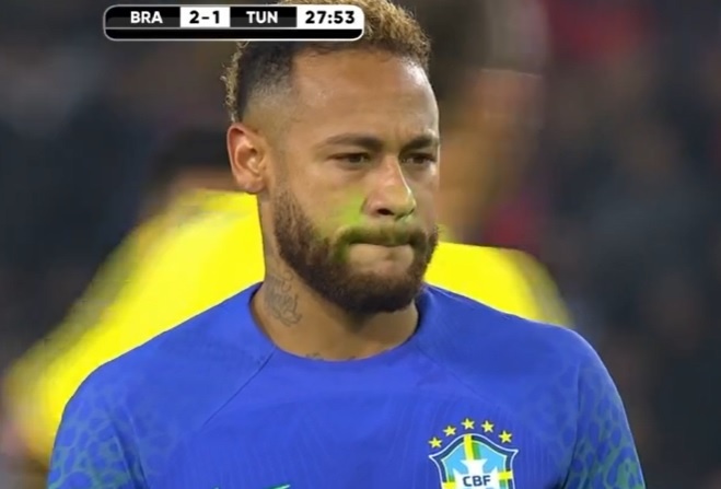 Neymar dap tra khi bi CDV tai Paris chieu laser hinh anh