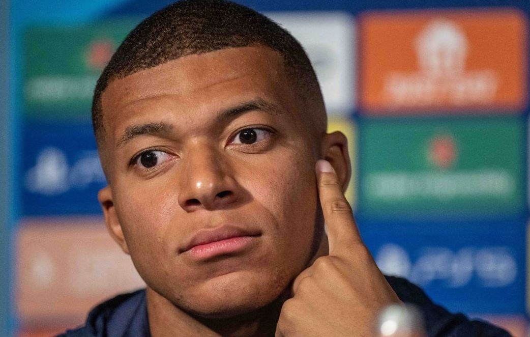 Mbappe tung yeu cau PSG chieu mo Rashford, Lewandowski hinh anh