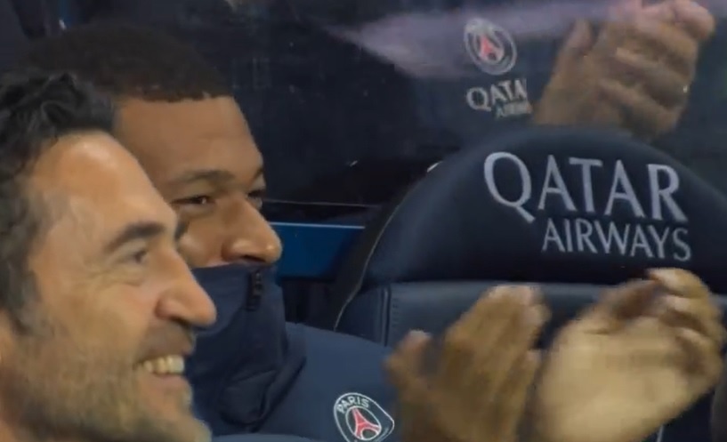 Phan ung cua Mbappe khi Messi da phat thanh ban hinh anh