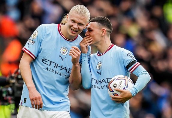 Haaland nhuong giai thuong cho Foden hinh anh