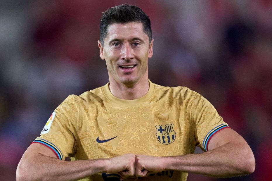 Lewandowski lap ky luc trong ngay Barca len dau bang hinh anh