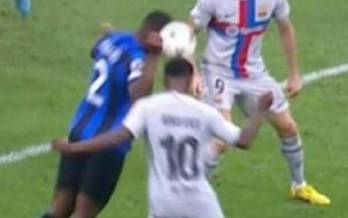 Hai tinh huong tranh cai khien HLV Xavi noi gian hinh anh