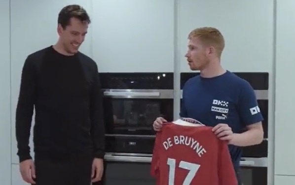 De Bruyne boi roi khi duoc tang ao dau Man United hinh anh