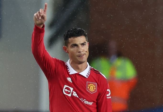 Ronaldo tao 2 cot moc moi hinh anh