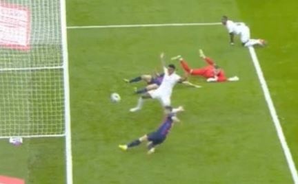 Lewandowski bi che nhao sau pha bo lo kho tin hinh anh