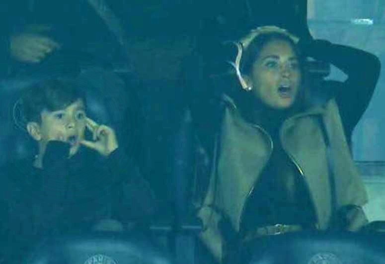 Phan ung cua Thiago Messi khi bo da phat doi xa hinh anh