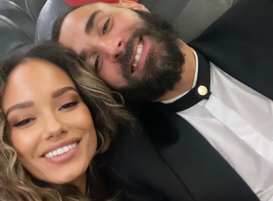 Benzema dua ca vo va ban gai den du gala Qua bong vang hinh anh