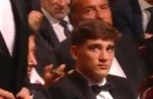 Anh mat cua sao tre Barca khi Benzema gianh Qua bong vang hinh anh