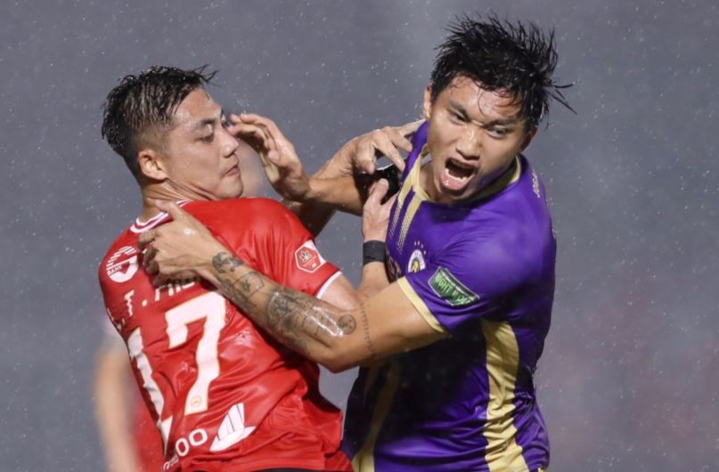 Van Hau ghi ban trong tran thang 6-0 cua CLB Ha Noi hinh anh