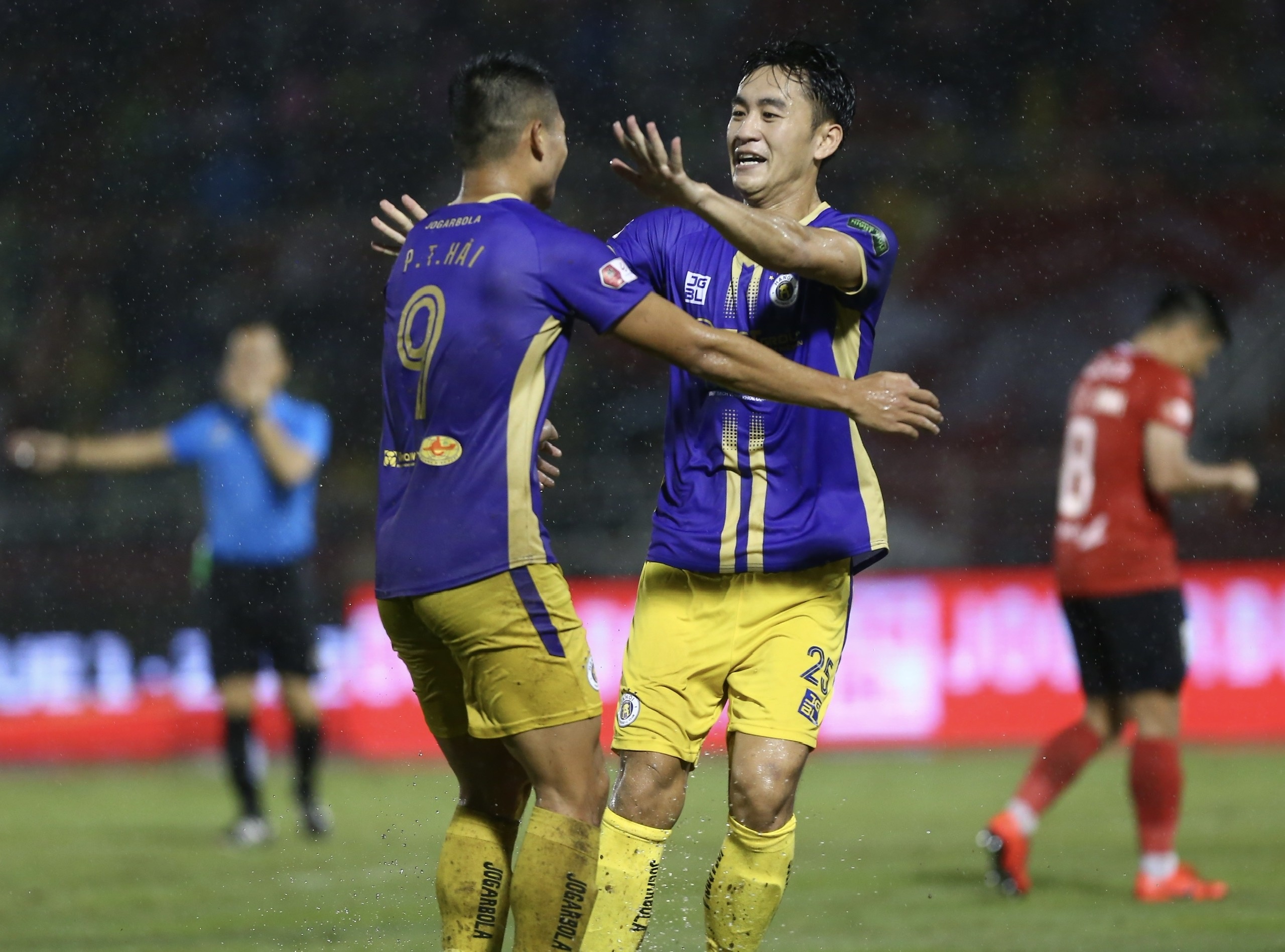 CLB TP.HCM dau Ha Noi anh 1