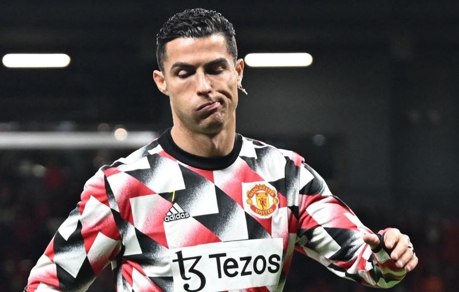 Ronaldo bo vao duong ham khi tran dau chua ket thuc hinh anh