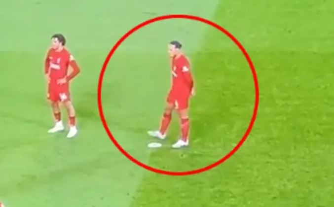 Tieu xao cua Van Dijk khien doi thu da hong phat den hinh anh