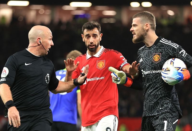 Cau thu MU noi gian voi trong tai hinh anh