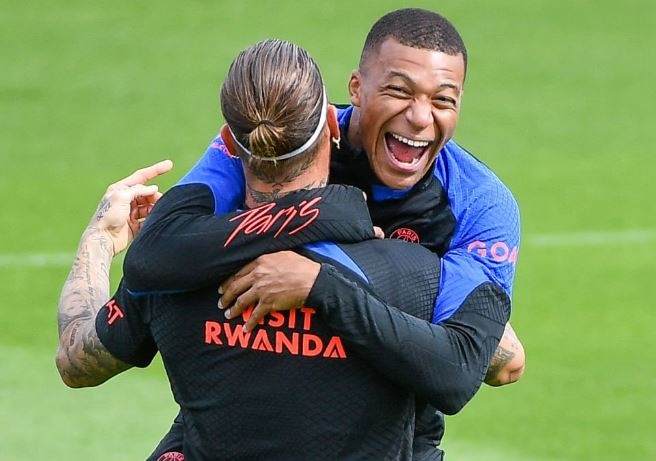 Ramos than mat voi nhom cua Mbappe hinh anh