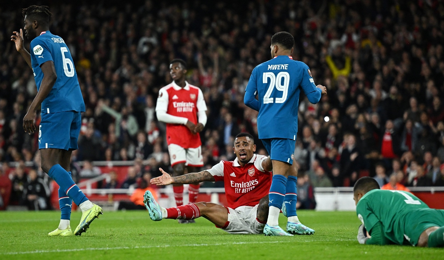 Arsenal thang PSV anh 4