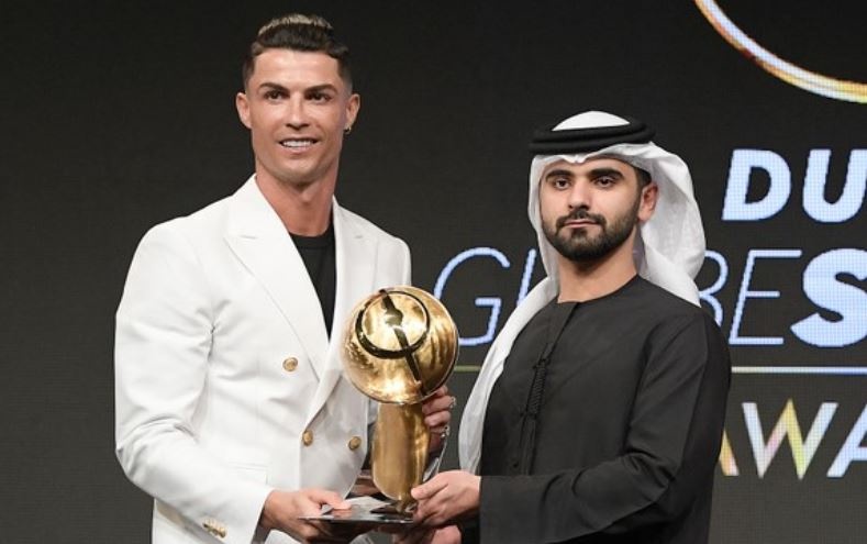 Ronaldo canh tranh Qua bong vang Dubai 2022 hinh anh