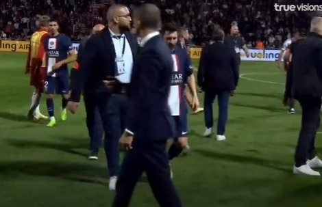 Messi duoc ho tong anh 1