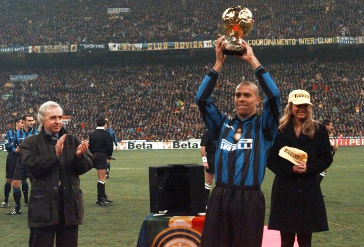 Ronaldo gianh Qua bong vang anh 6