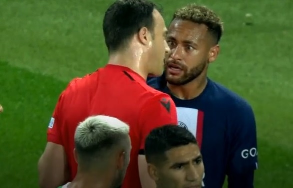 Neymar noi gian khi Mbappe bi pham loi hinh anh