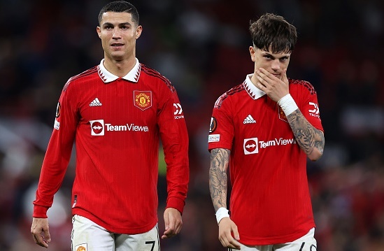 Sao tre MU chay vao san de chuc mung Ronaldo hinh anh