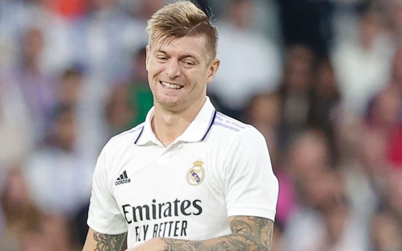 Toni Kroos lan dau nhan the do sau 15 nam choi bong chuyen nghiep hinh anh