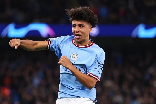 Cau thu 17 tuoi vuot thanh tich cua Benzema tai Champions League hinh anh