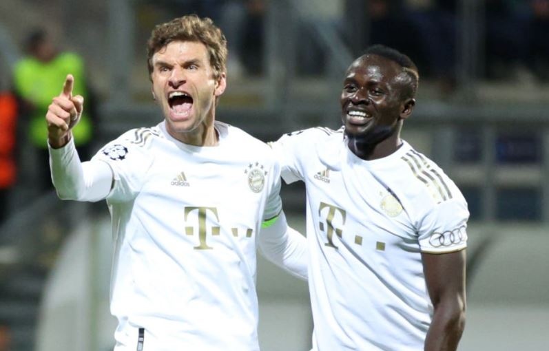 Phan ung cua Muller khi Pique giai nghe hinh anh