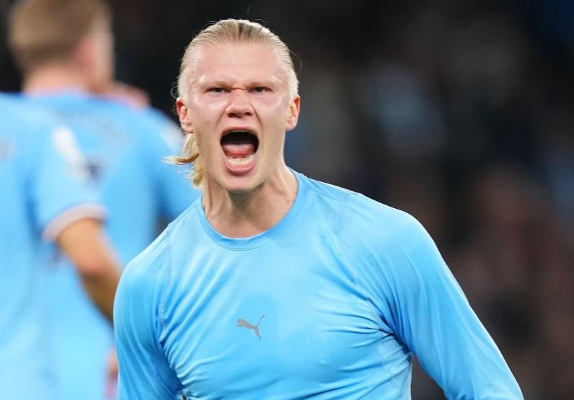 Haaland ghi ban o phut 90+5, Man City vuot Arsenal hinh anh