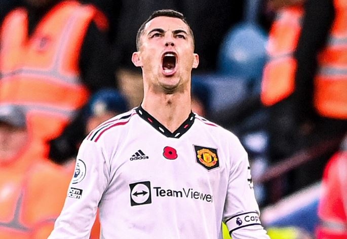 Gary Neville lai che bai Ronaldo cung dong doi hinh anh