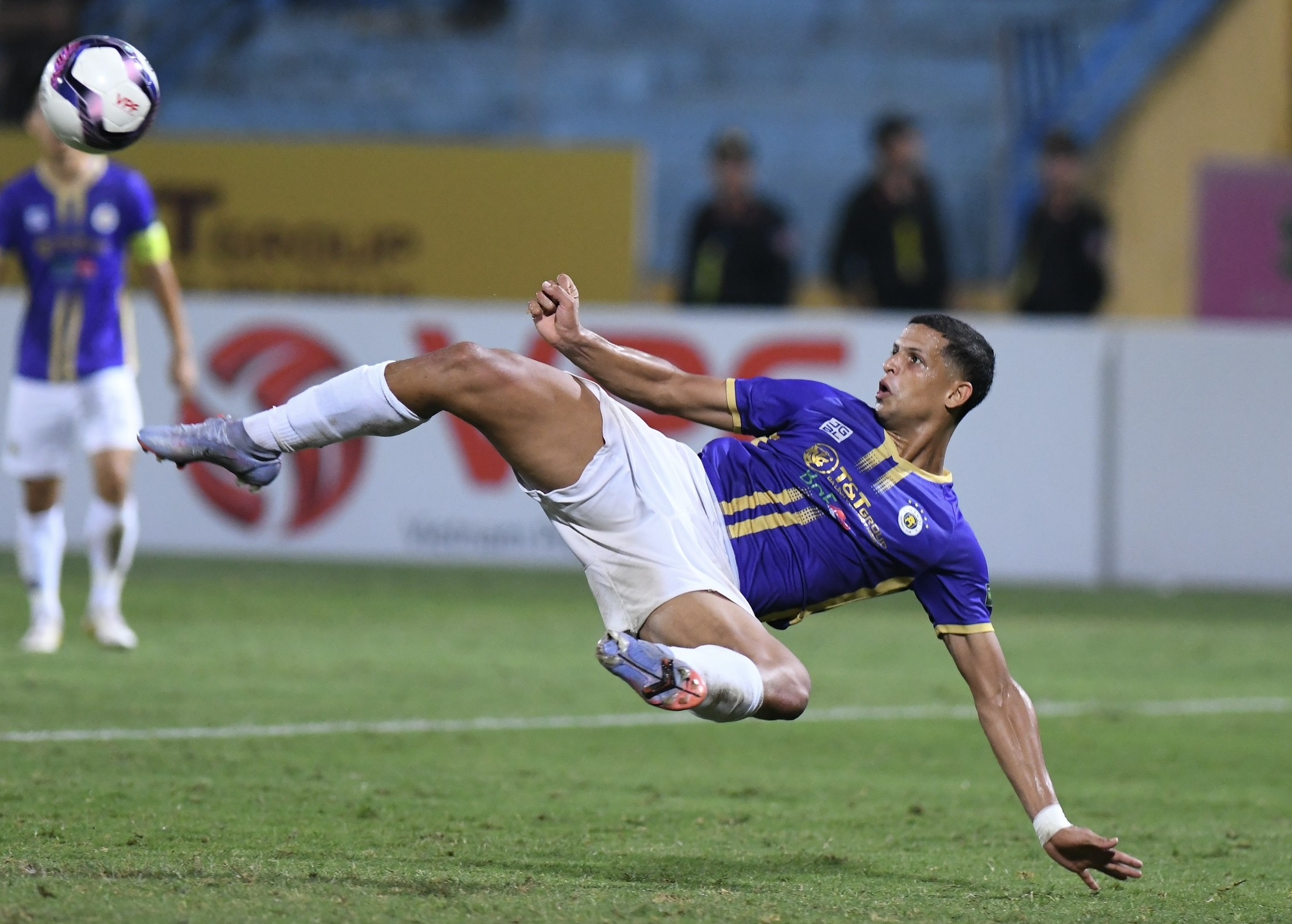 CLB Ha Noi tien sat ngoi vuong V.League 2022 hinh anh