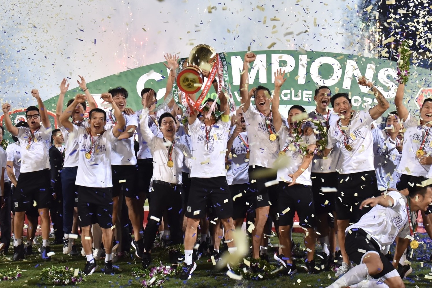 CLB Ha Noi vo dich V.League som mot vong hinh anh