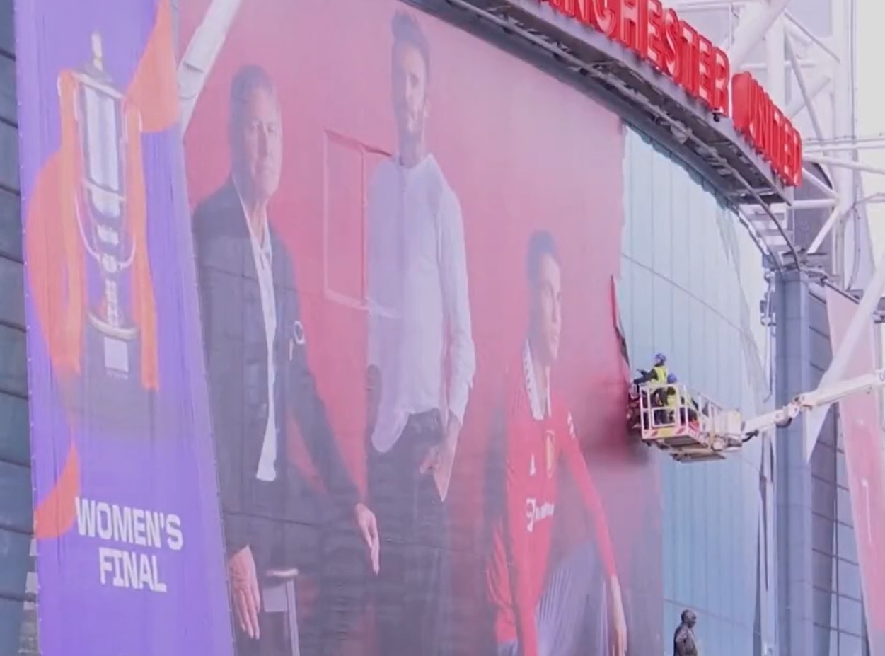 MU go hinh Ronaldo anh 1