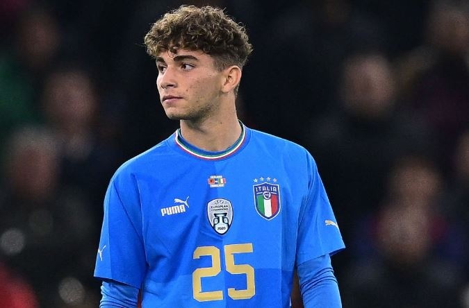 Cau thu 16 tuoi tao thong ke tram nam co mot o tuyen Italy hinh anh