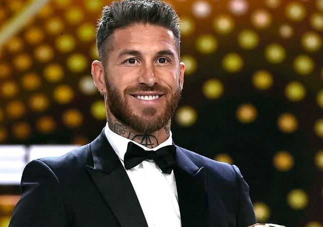 Sergio Ramos nhan giai Hau ve hay nhat lich su hinh anh