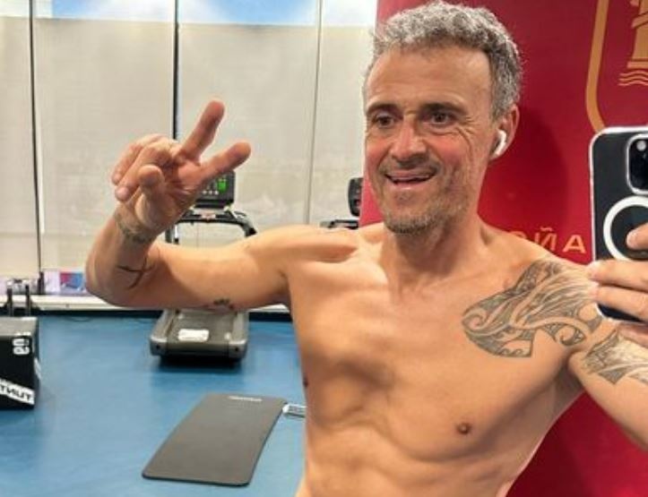 HLV truong tuyen Tay Ban Nha khoe co bap o tuoi 52 hinh anh